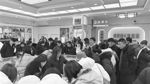 在昌乐购买黄金饰品的消费者们